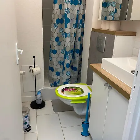 Amicie, Près Centre, Balcon, Linge Et Ménage