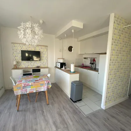 Amicie, Près Centre, Balcon, Linge Et Ménage